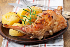 coniglio-alla-cacciatora-al-forno-con-patate-1-min