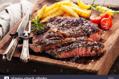 fette-di-mezzo-raro-bistecca-ai-ferri-bistecca-black-angus-con-patate-fritte-a-servire-il-blocco-scheda-x93fta