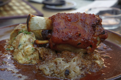 stinco-con-crauti-e-canederli-min